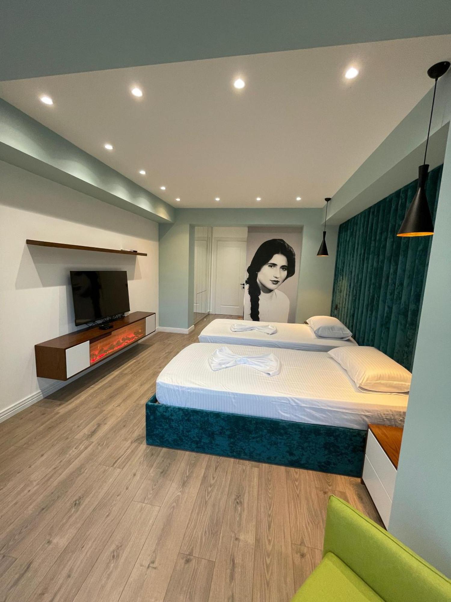 Hotel 12 *