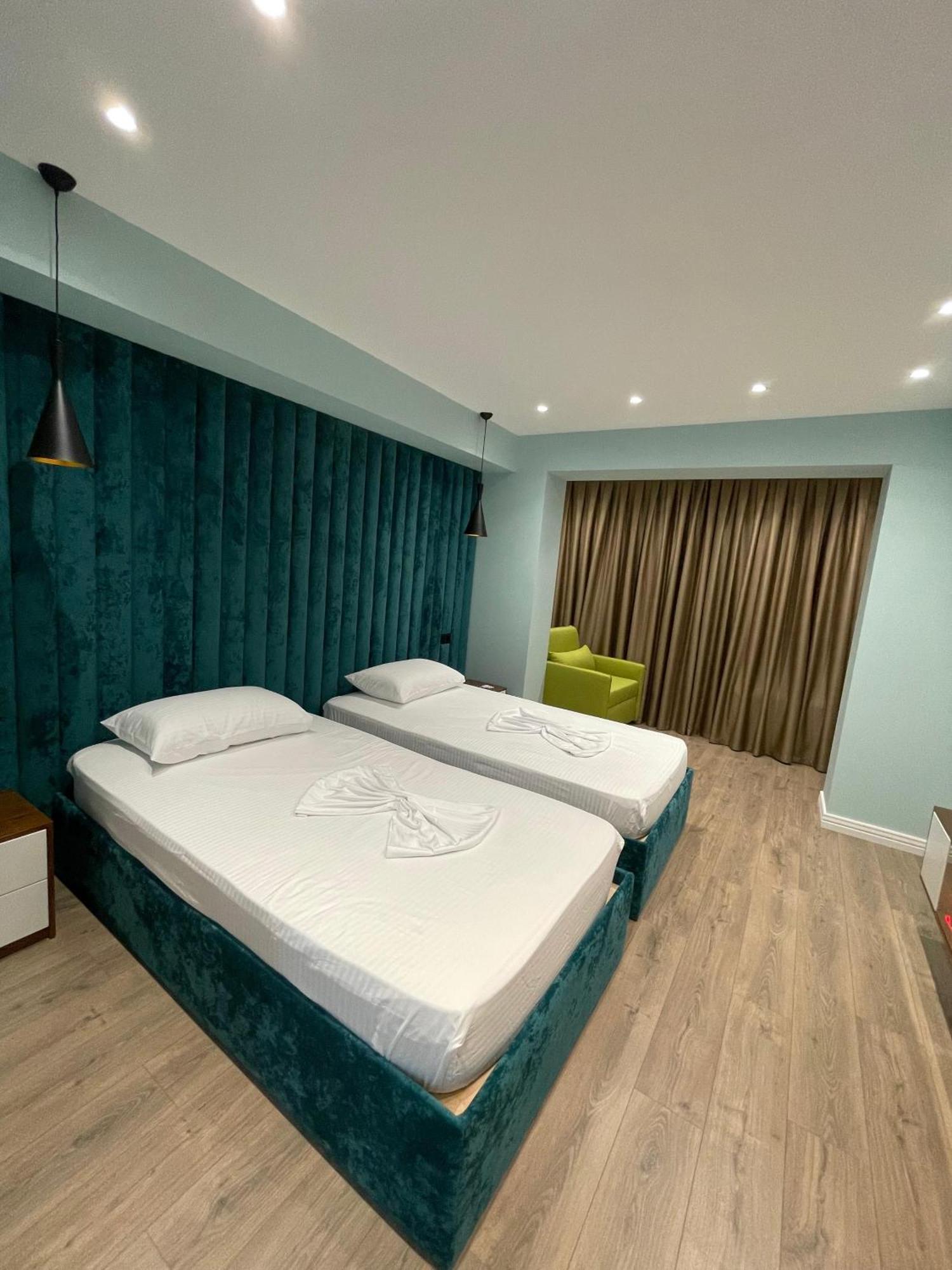 12 Hotel