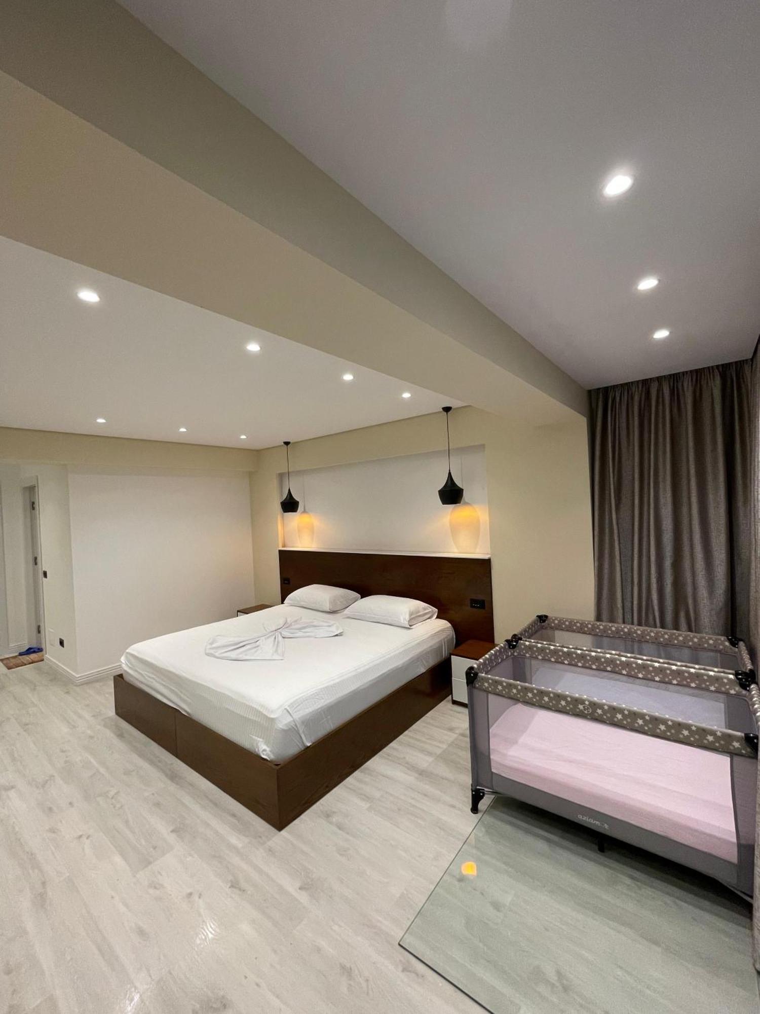 12 Hotel *