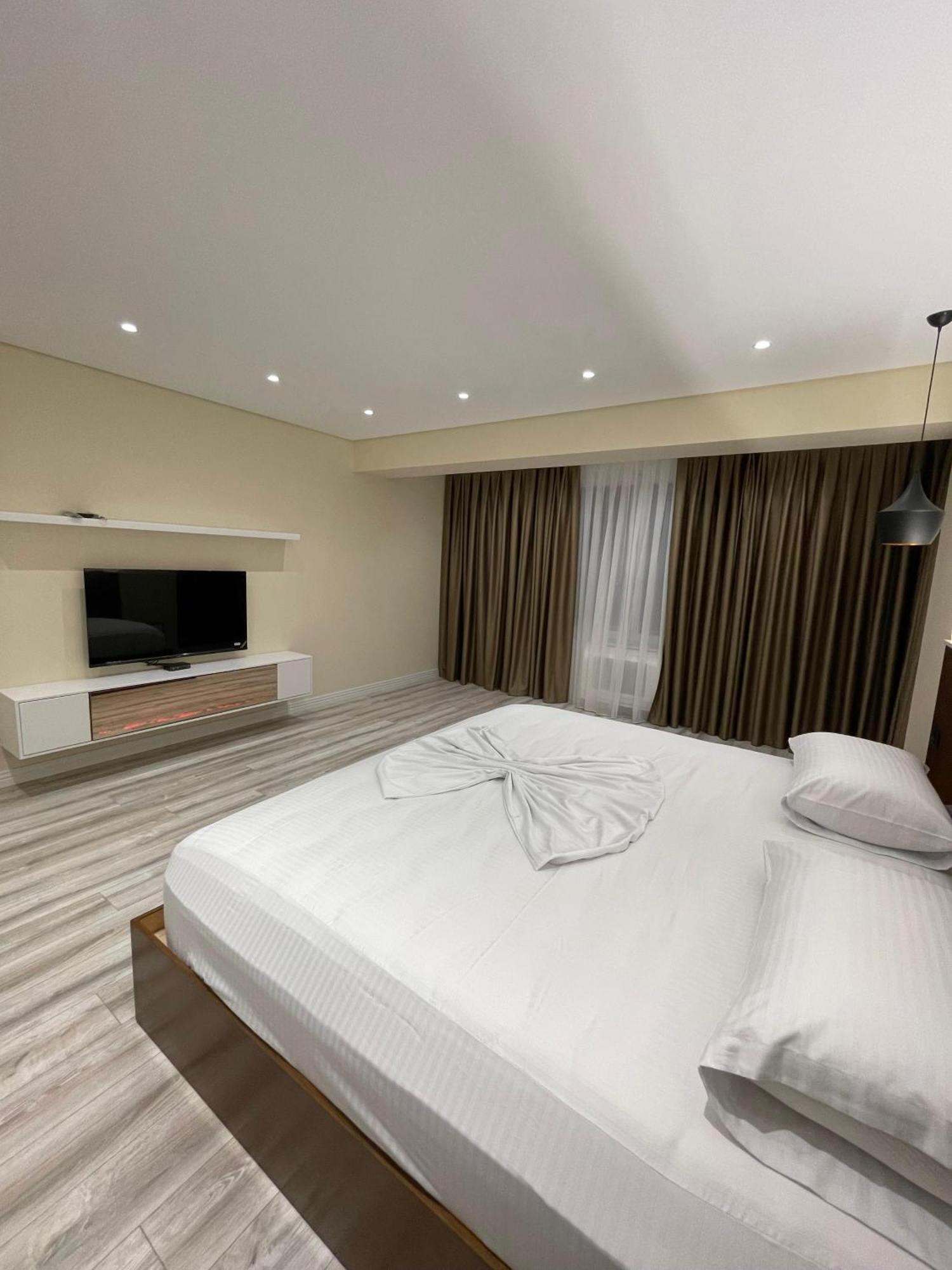 Hotel 12 *